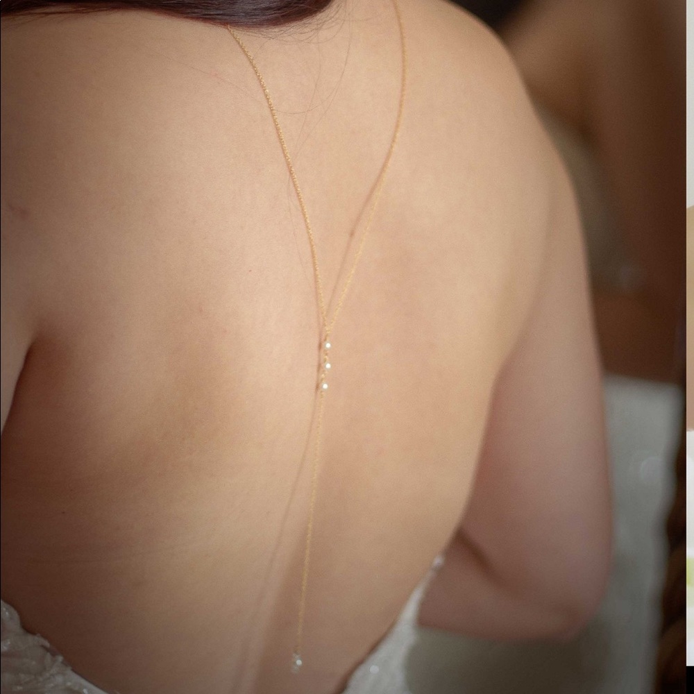Silver / pearl back drop necklace